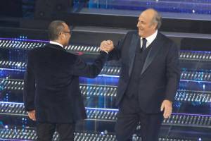 Carlo Conti e Gerry Scotti durante la prima serata del 75° Festival di Sanremo