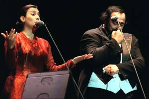 Luciano Pavarotti ascolta il soprano Carmela Remigio durante il loro duetto al termine del suo concerto