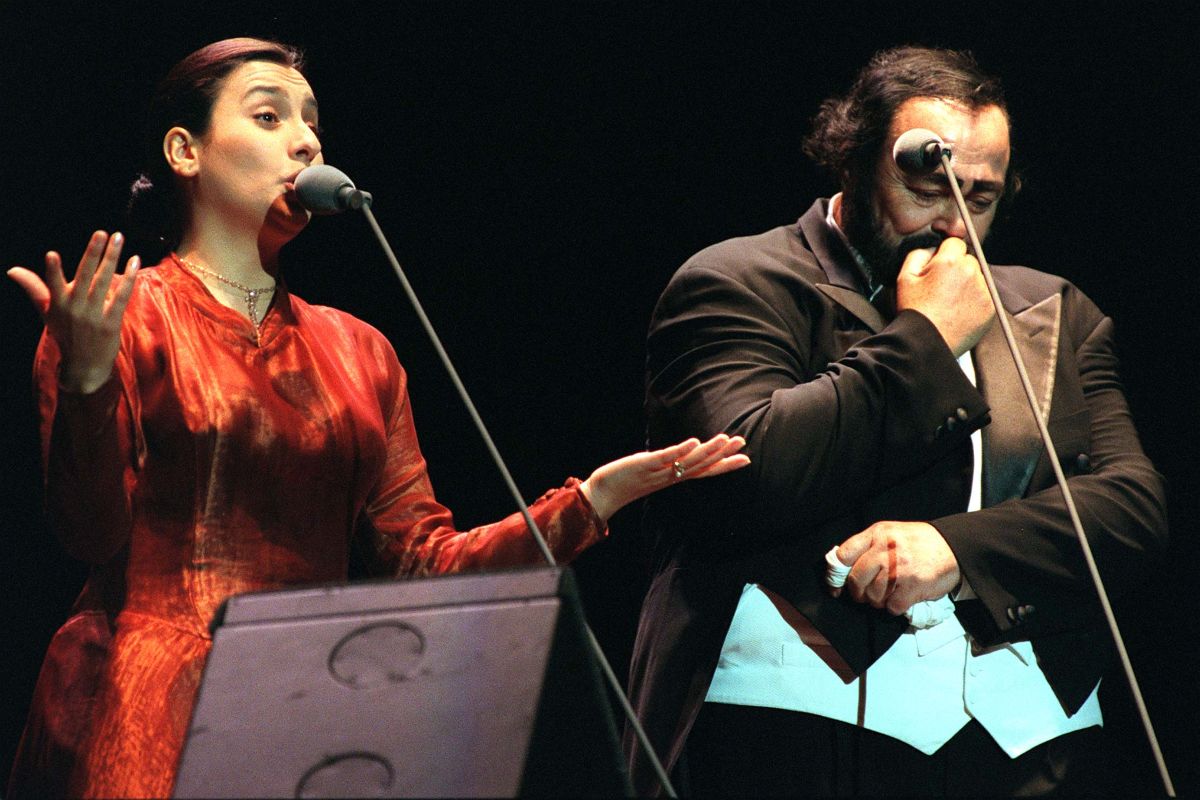 Luciano Pavarotti ascolta il soprano Carmela Remigio durante il loro duetto al termine del suo concerto