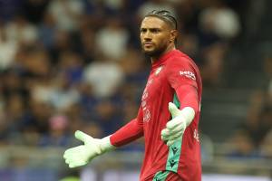 Maduka Okoye osserva il campo durante la sfida di Serie A tra Inter e Udinese Calcio