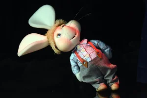 Topo Gigio su uno sfondo nero