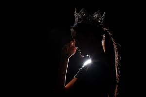 Una donna e miss con la corona