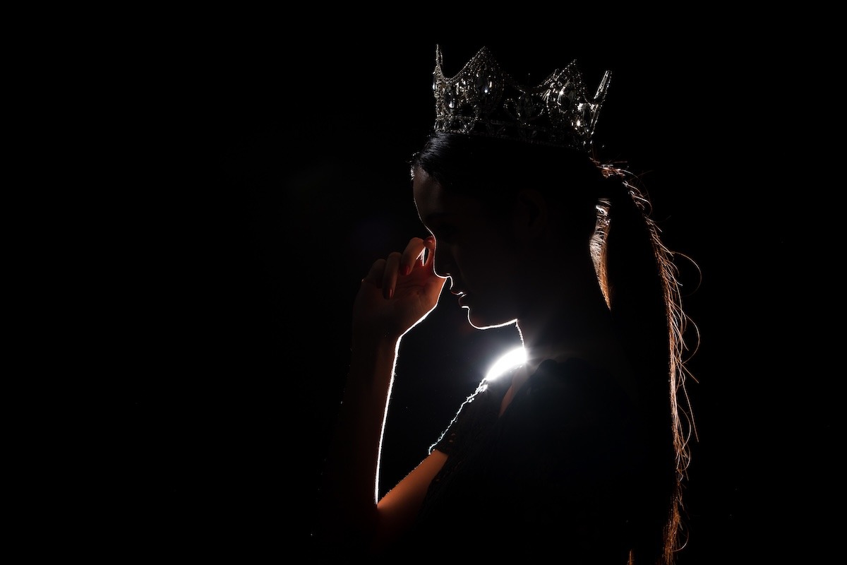 Una donna e miss con la corona