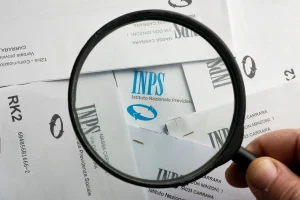 Il logo dell’INPS accanto a una lente di ingrandimento