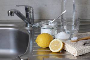 Limone e prodotti naturali per la pulizia sistemati accanto al lavello della cucina