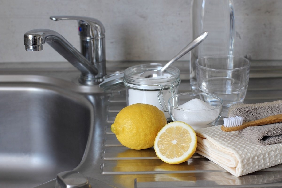 Limone e prodotti naturali per la pulizia sistemati accanto al lavello della cucina