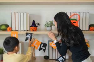 Madre e figlio decorano insieme la casa in occasione di Halloween