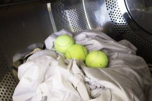 Palline da tennis inserite in lavatrice insieme al bucato