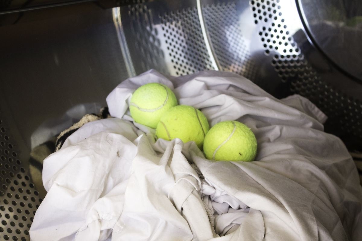 Palline da tennis inserite in lavatrice insieme al bucato
