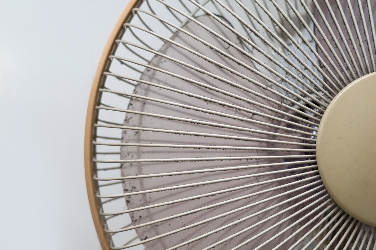 Ventilatore sporco e ricoperto di polvere