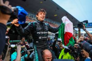 Andrea Kimi Antonelli, pilota italiano della Mercedes, viene sollevato in aria durante i festeggiamenti al Gran Premio di Cina di Formula 1