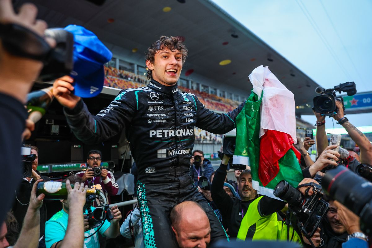 Andrea Kimi Antonelli, pilota italiano della Mercedes, viene sollevato in aria durante i festeggiamenti al Gran Premio di Cina di Formula 1