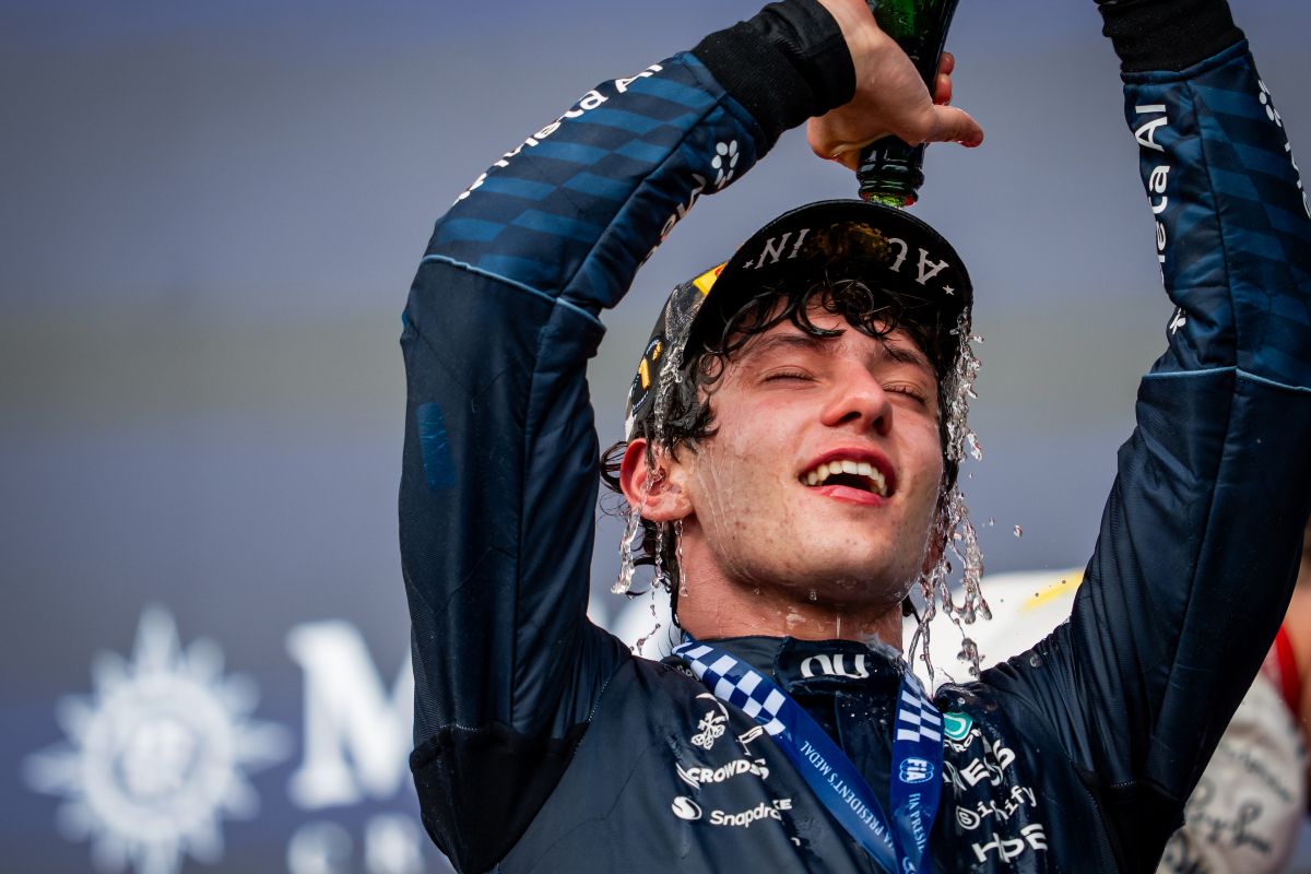 Andrea Kimi Antonelli festeggia la vittoria al Gran Premio degli Stati Uniti di Formula 1 versandosi dello champagne sulla testa