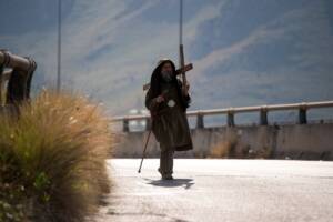 Biagio Conte, missionario laico di Palermo, durante un pellegrinaggio in una strada quasi deserta