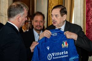 Andrea Duodo, presidente della Federazione Italiana Rugby, consegna al Principe Domenico Antonio Pallavicino la maglia dell’Italia durante le Quilter Nations Series 2025