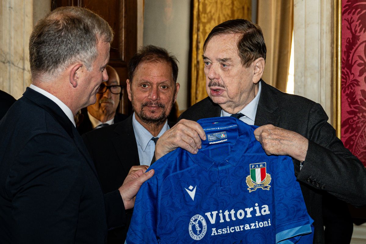 Andrea Duodo, presidente della Federazione Italiana Rugby, consegna al Principe Domenico Antonio Pallavicino la maglia dell’Italia durante le Quilter Nations Series 2025