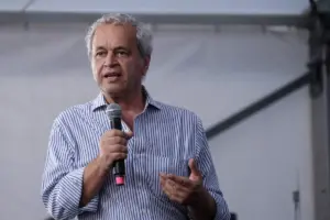Enrico Mentana parla con il microfono in mano ad un evento a Camogli