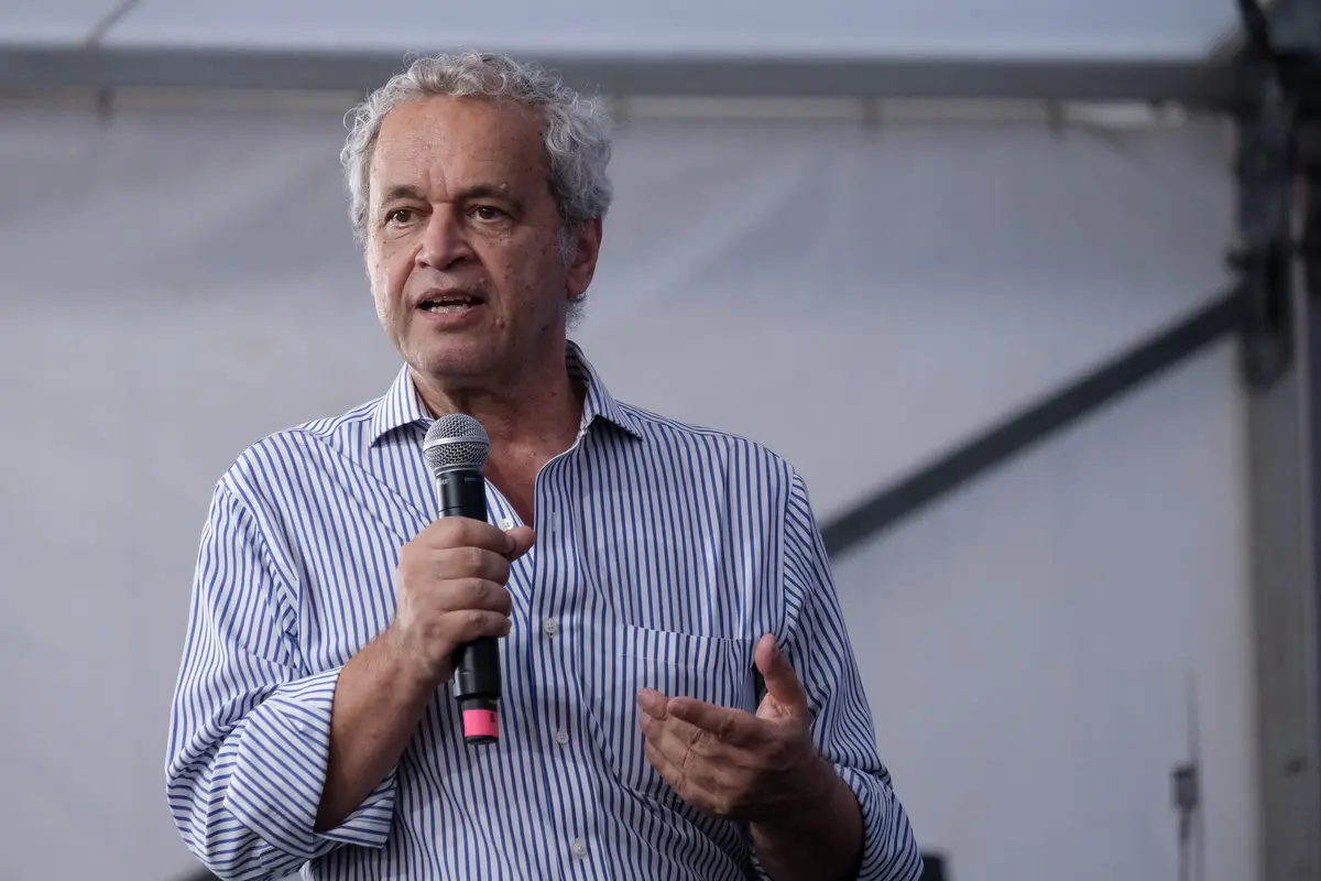 Enrico Mentana parla con il microfono in mano ad un evento a Camogli