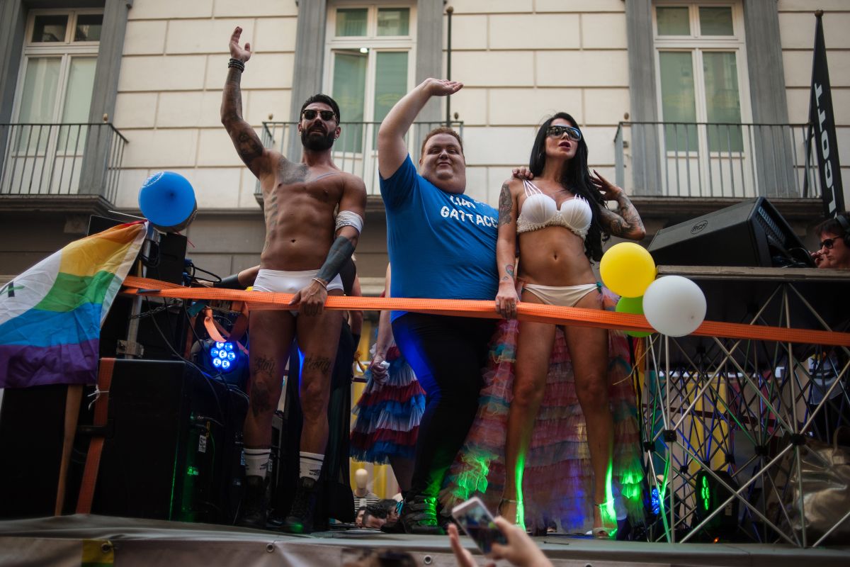 Francesco Nozzolino balla insieme ai ballerini durante il Napoli Pride 2017
