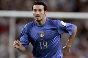 Gianluca Zambrotta in azione durante la partita tra Italia e Svezia agli Europei del 2004