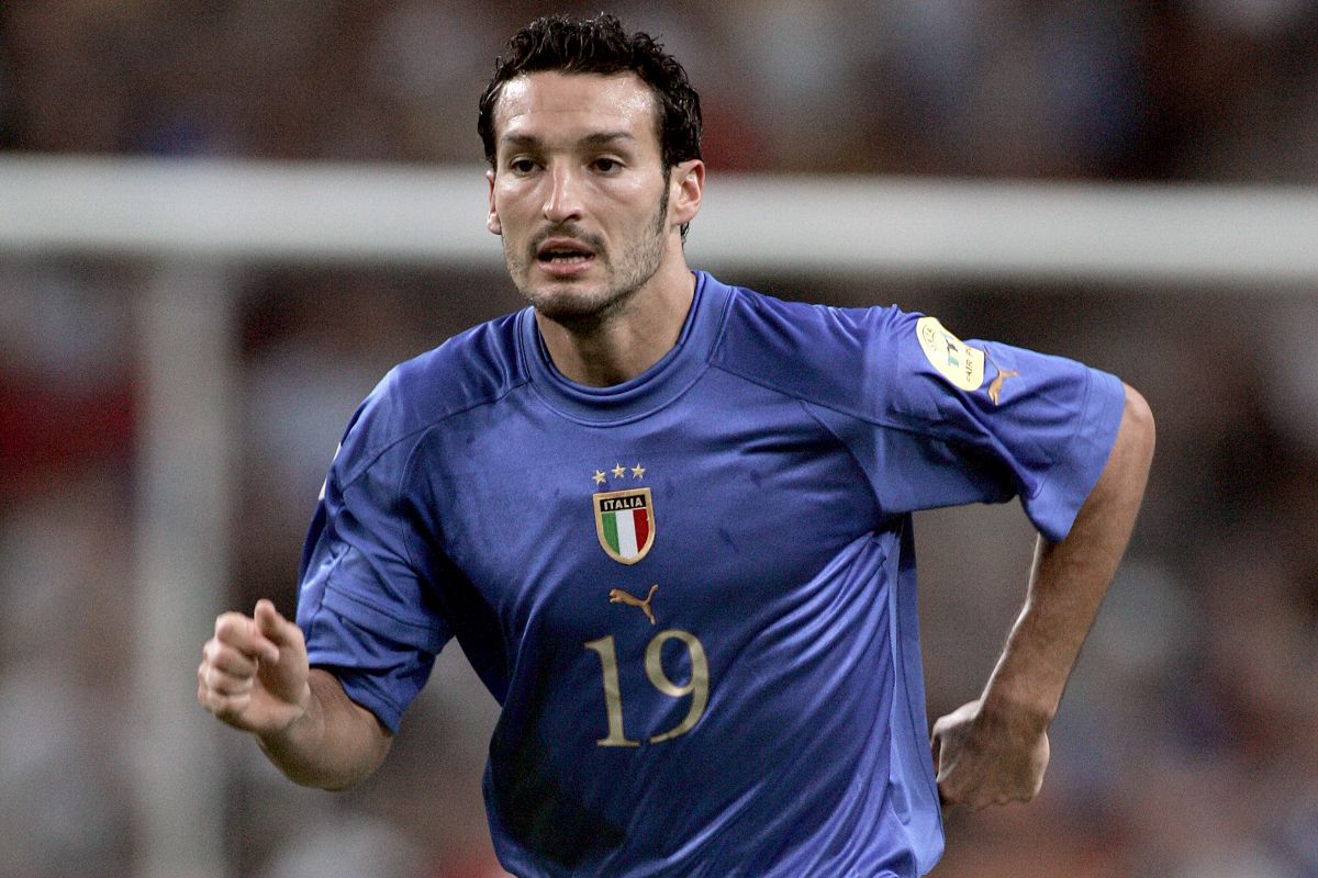 Gianluca Zambrotta in azione durante la partita tra Italia e Svezia agli Europei del 2004