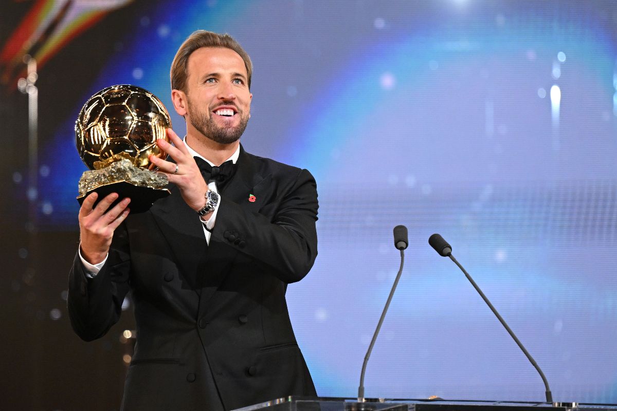Harry Kane, attaccante del Bayern Monaco e della nazionale inglese, riceve il Pallone d'Oro maschile durante la 70ª edizione della cerimonia