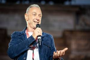 Linus, all’anagrafe Pasquale Di Molfetta, si esibisce sul palco di Party Like a Deejay