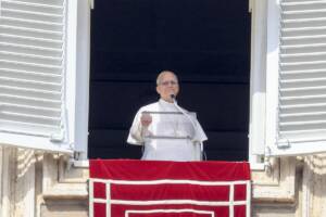 Papa Leone XIV recita l'Angelus dalla finestra del suo studio affacciata su Piazza San Pietro, in Vaticano