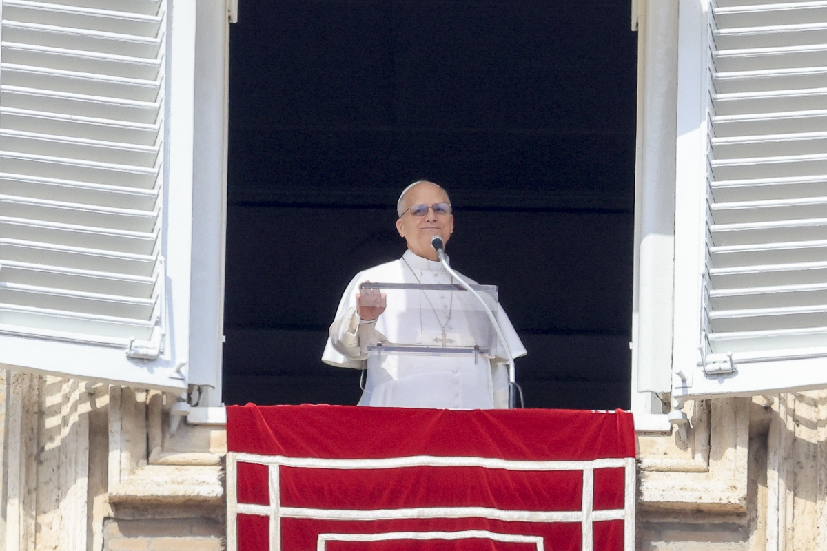Papa Leone XIV recita l'Angelus dalla finestra del suo studio affacciata su Piazza San Pietro, in Vaticano