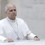 Papa Leone XIV in Vaticano con il completo bianco