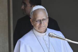 Papa Leone XIV recita la preghiera dell'Angelus nella sua residenza estiva di Castel Gandolfo