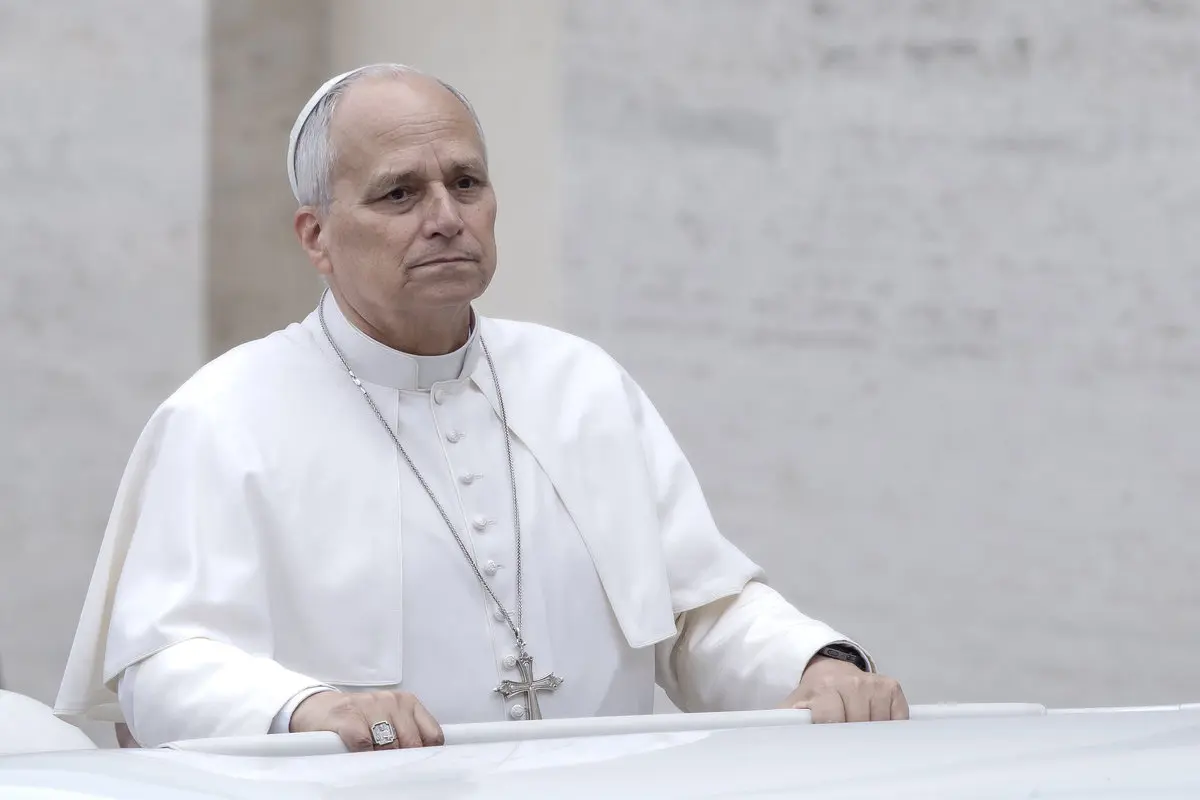 Papa Leone XIV in Vaticano con il completo bianco