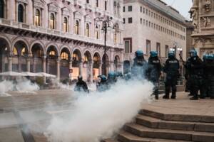 Scontri tra giovani manifestanti e forze dell'ordine in piazza Duomo a Milano, il 18 ottobre 2026