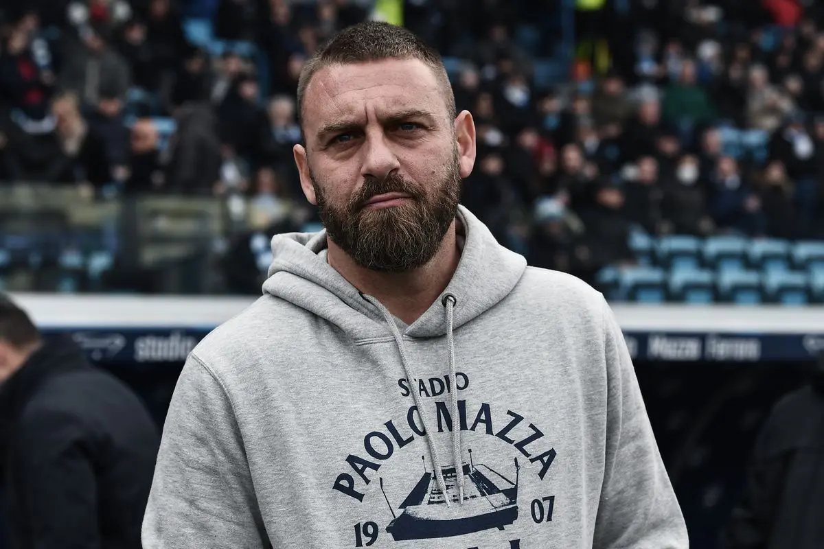 L'ex calciatore Daniele De Rossi con una felpa