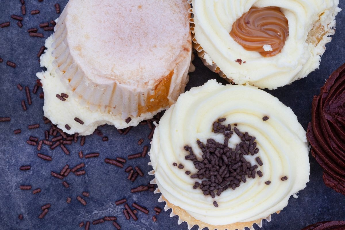 Cupcake con crema e cioccolato caduti a terra