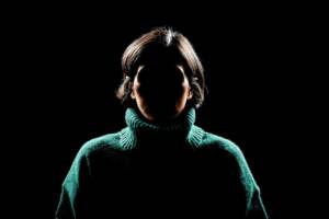 L'ombra di una donna al buio