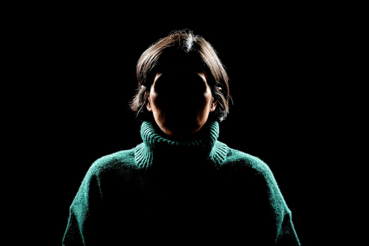 L'ombra di una donna al buio