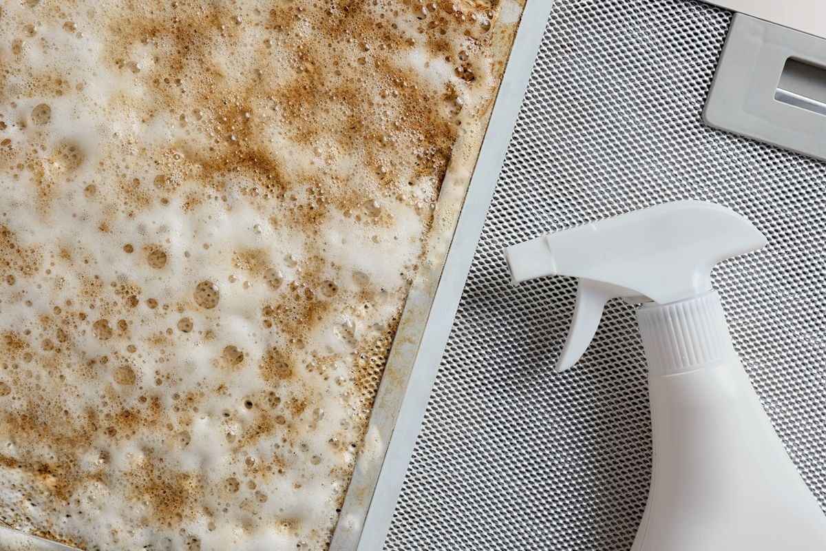 Filtro della cappa da cucina sporco di grasso prima della pulizia