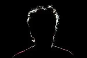 Il volto di un uomo al buio