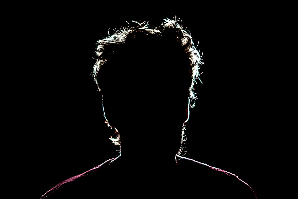 Il volto di un uomo al buio